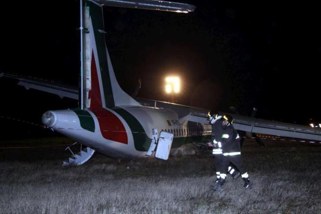 В Италии самолет ветром сдуло с посадочной полосы