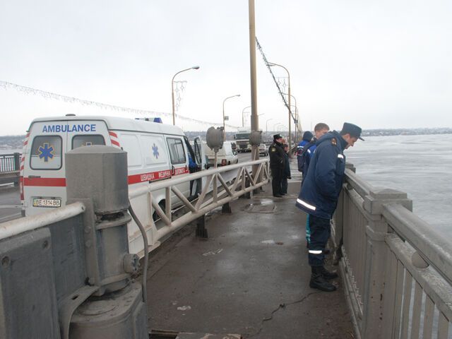 У Миколаєві дівчина стрибнула з мосту через нещасне кохання. Фото. Відео