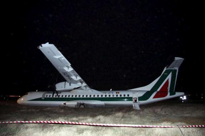 В Италии самолет ветром сдуло с посадочной полосы