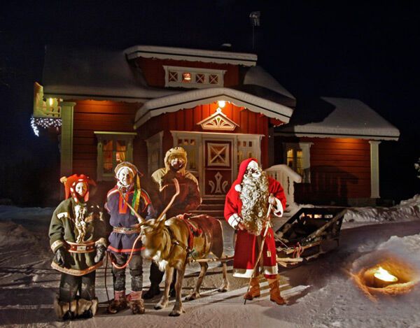 На фото: Оленевод Тинто в компании эльфов и Деда Мороза