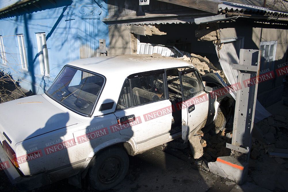 В Измаиле пьяный на "Жигулях" въехал в жилой дом. Фото, видео