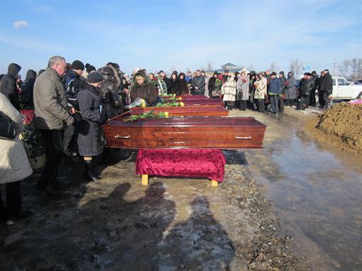 Семью судьи Трофимова похоронили в закрытых гробах