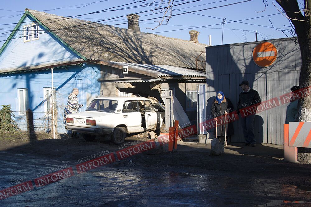 В Измаиле пьяный на "Жигулях" въехал в жилой дом. Фото, видео