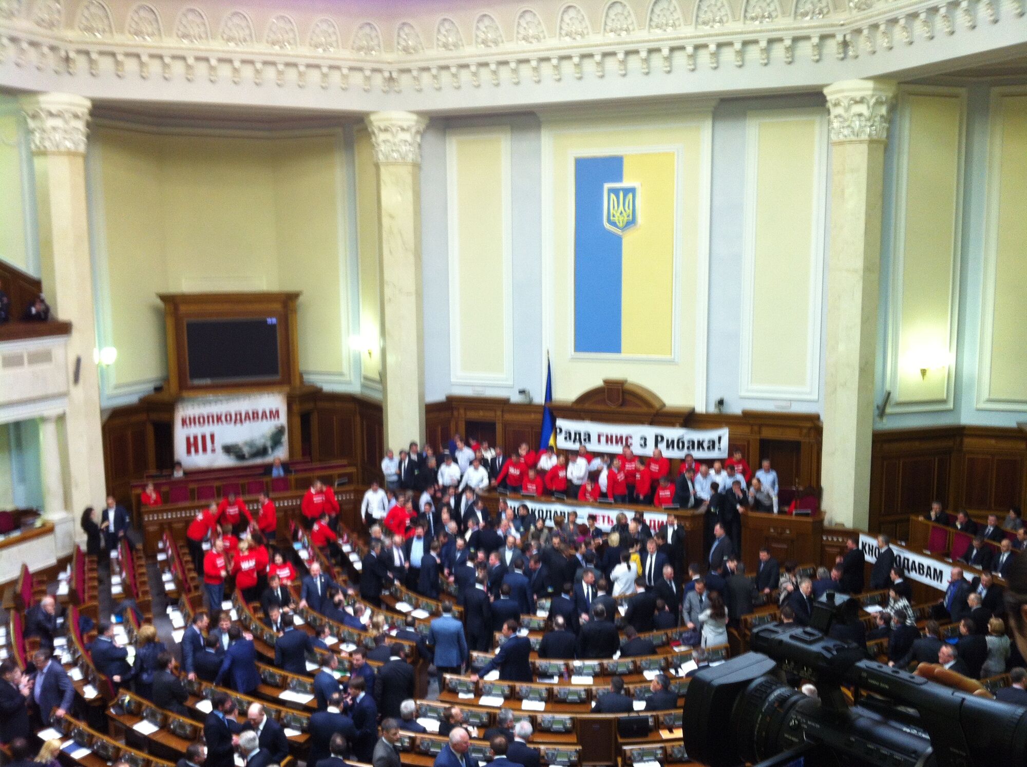 Опозиція заблокувала трибуну Ради. Відео