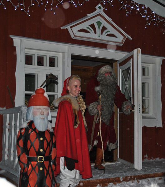 На фото: Дед Мороз со священным берестяным посохом встречает гостей
