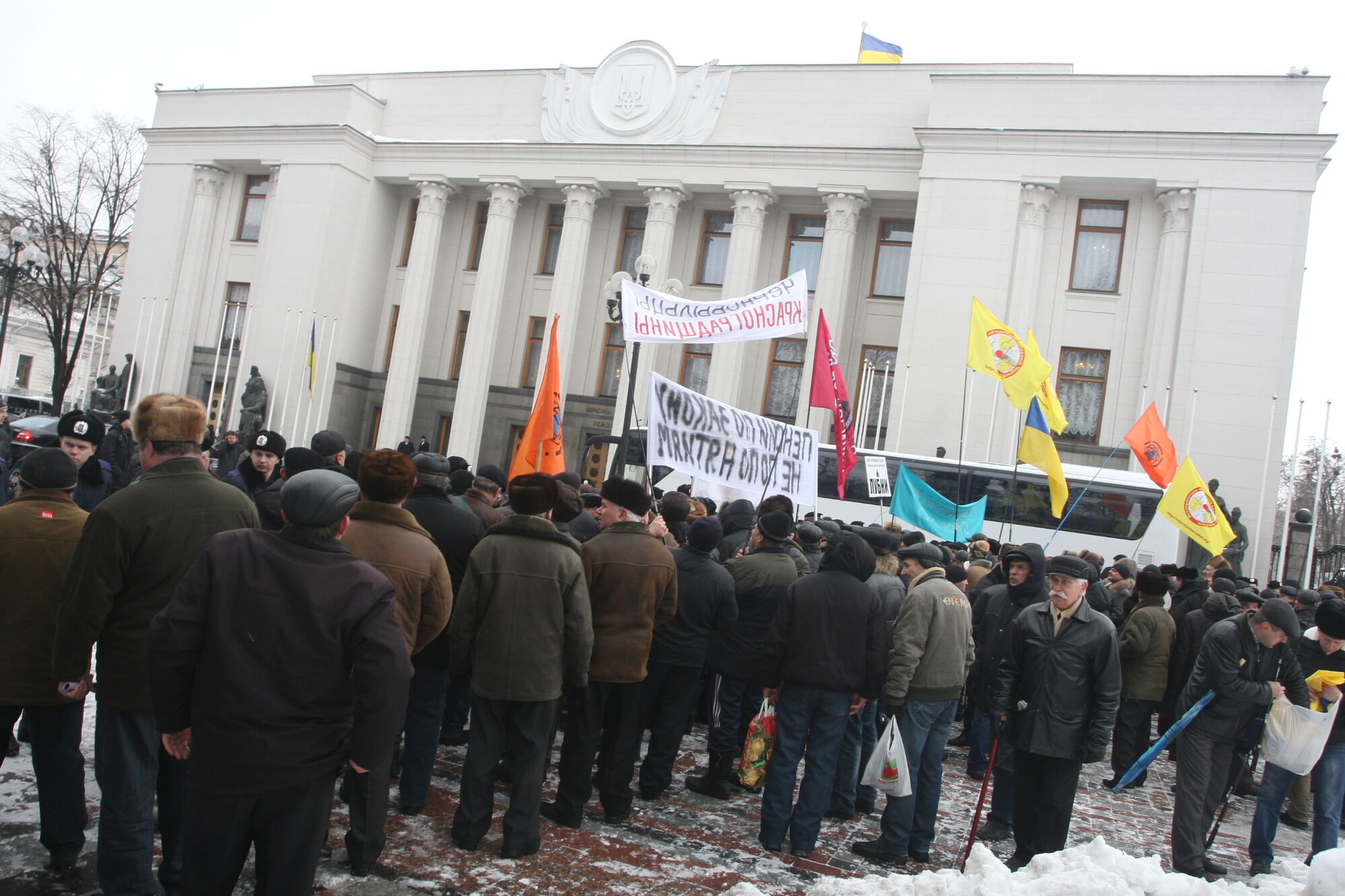 У Ради проходить два мітинги