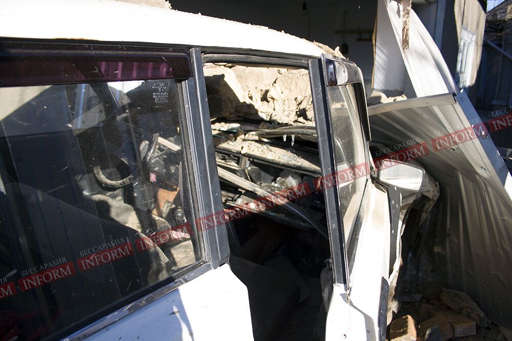 В Измаиле пьяный на "Жигулях" въехал в жилой дом. Фото, видео