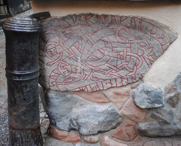 На фото: Лапландский рунный камень в фасаде одного из домов Стокгольма (Швеция).