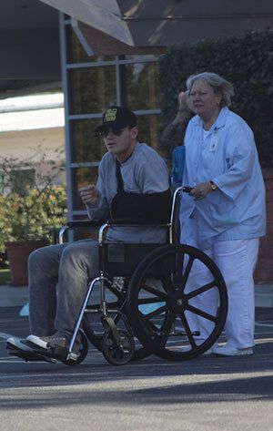 Алексей Воробьев передвигается в инвалидном кресле. Фото