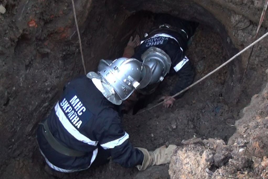 На Прикарпатье мужчину завалило землей в траншее. Фото. Видео