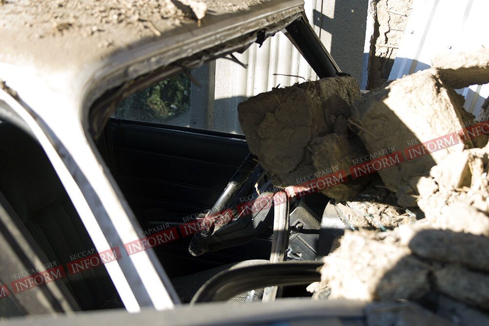 В Измаиле пьяный на "Жигулях" въехал в жилой дом. Фото, видео
