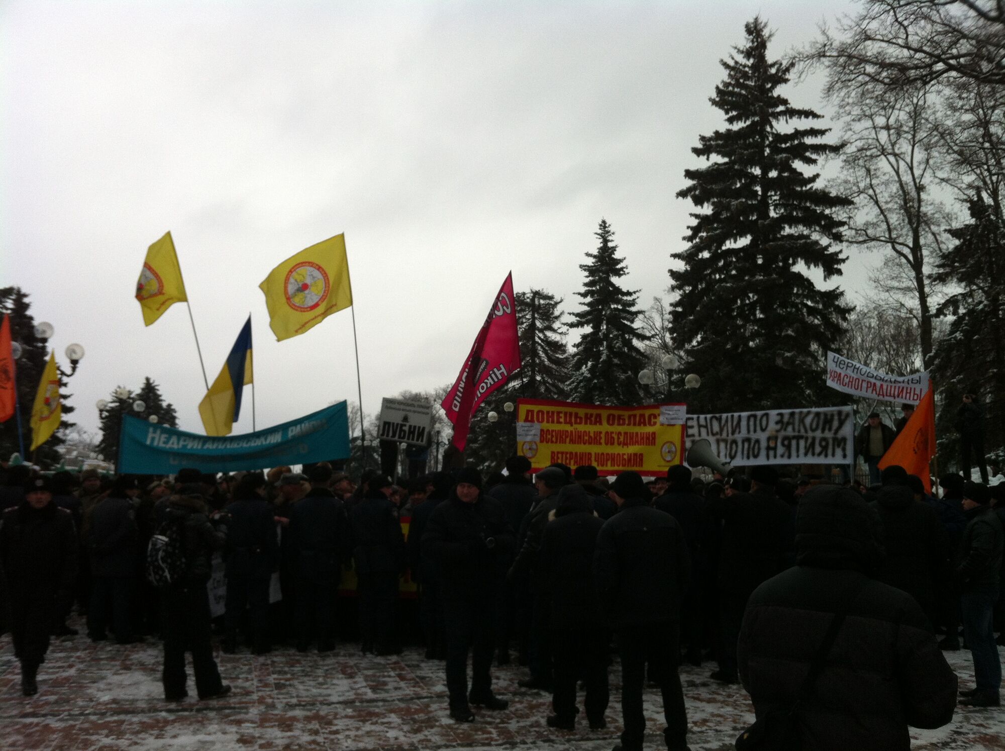 Опозиція заблокувала трибуну Ради. Відео