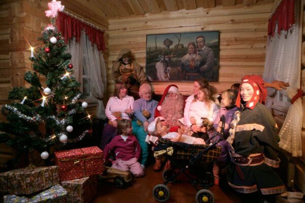 На фото: Коллективное фото в домашнем интерьере Санта Клауса