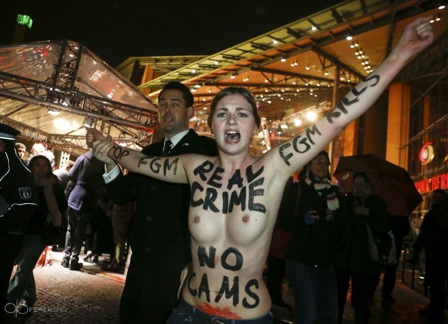 FEMEN устроили акцию на красной дорожке Берлинале. Видео