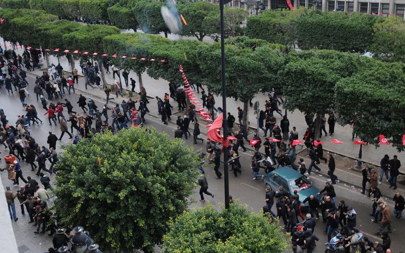 Тунис лихорадит после убийства лидера оппозиции. Видео