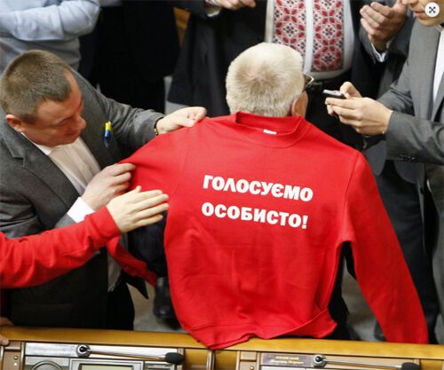 Чечетову подарували УДАРовскій светр. Фото. Відео