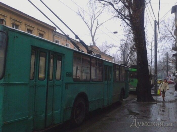 Одесса: электропровода упали на автомобиль