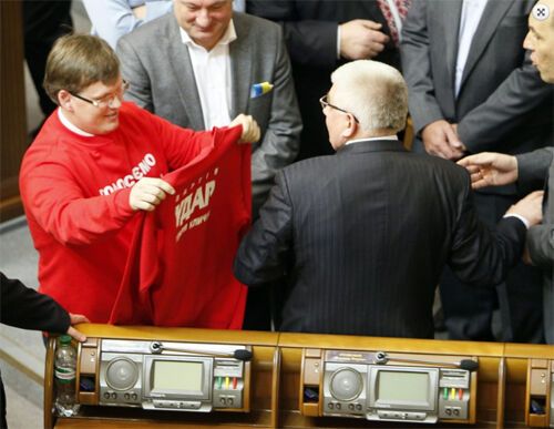 Чечетову подарували УДАРовскій светр. Фото. Відео