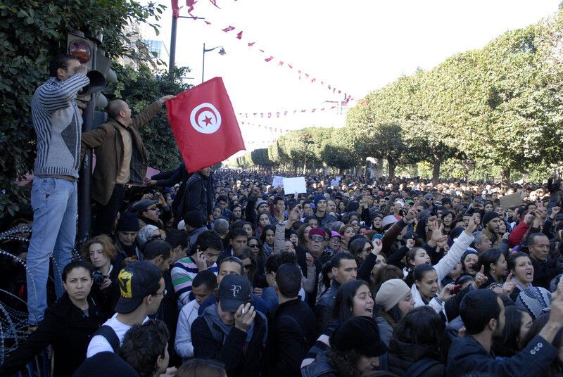 Тунис лихорадит после убийства лидера оппозиции. Видео