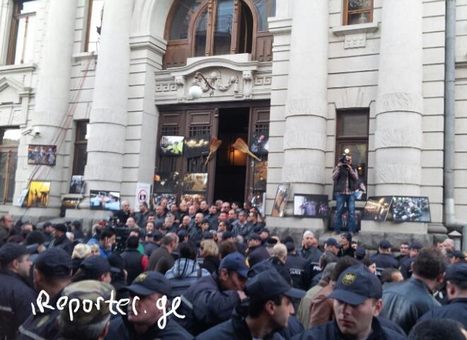 Демонстранты "загнали" Саакашвили в его резиденцию