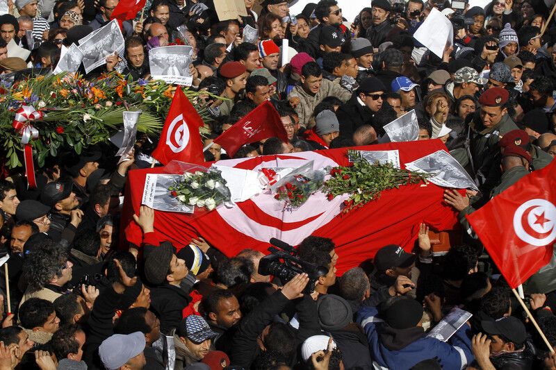 В Тунисе десятки тысяч людей пришли на похороны оппозиционера