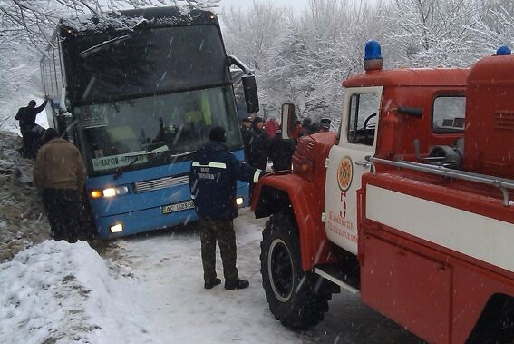 На Хмельнитчине в снежный плен попали 30 авто