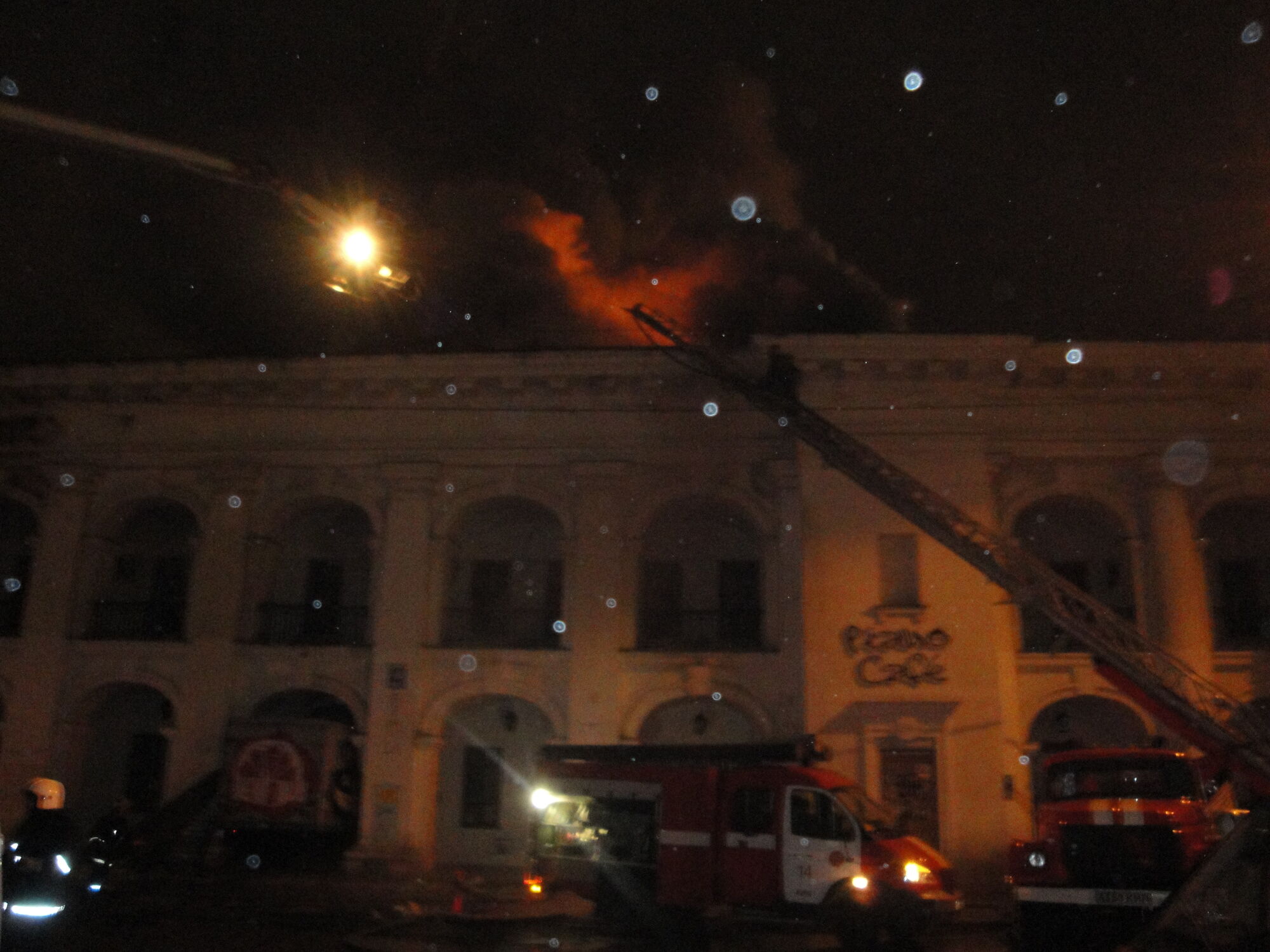 Пожежа в Гостиному дворі ліквідовано. Фото. Відео