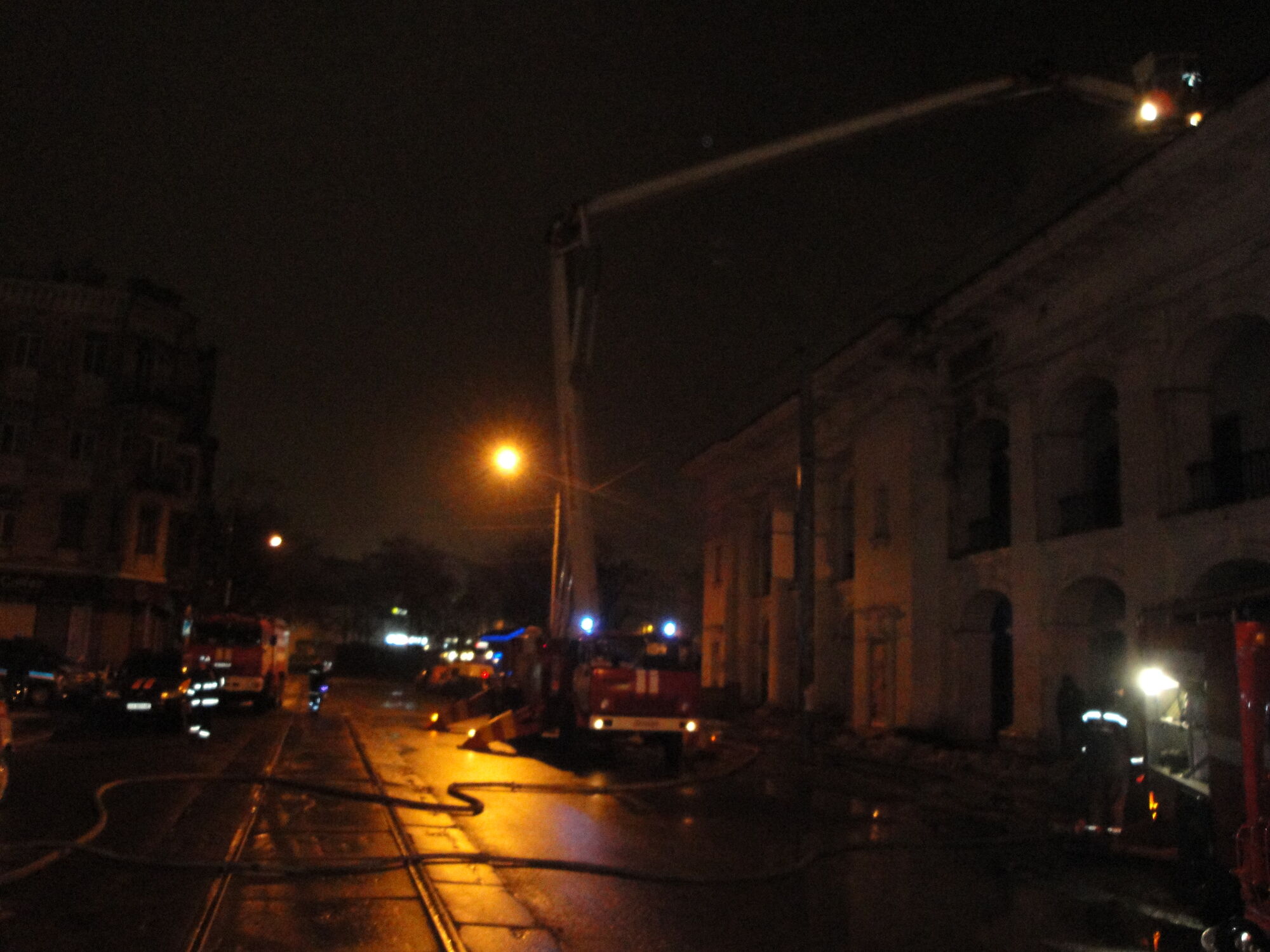 У Києві горить Гостинний двір. Фото. Відео