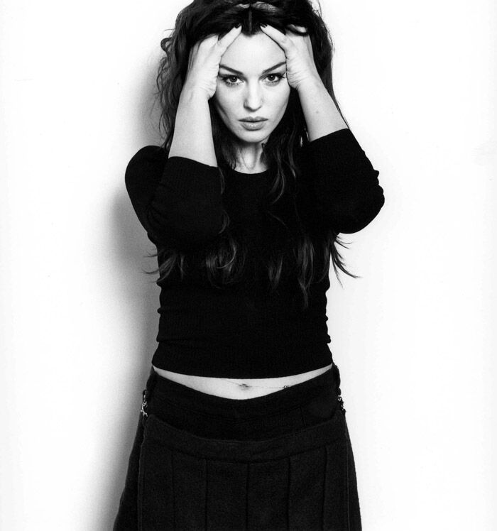 Даже упитанный живот не портит Монику Беллуччи