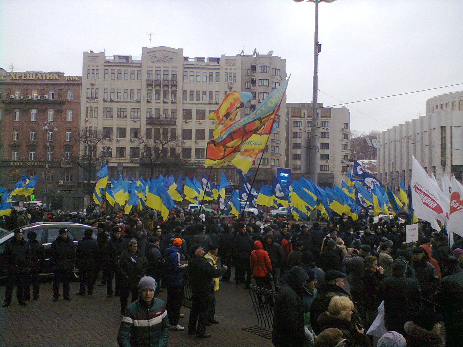 Возле Украинского дома собирается митинг протеста