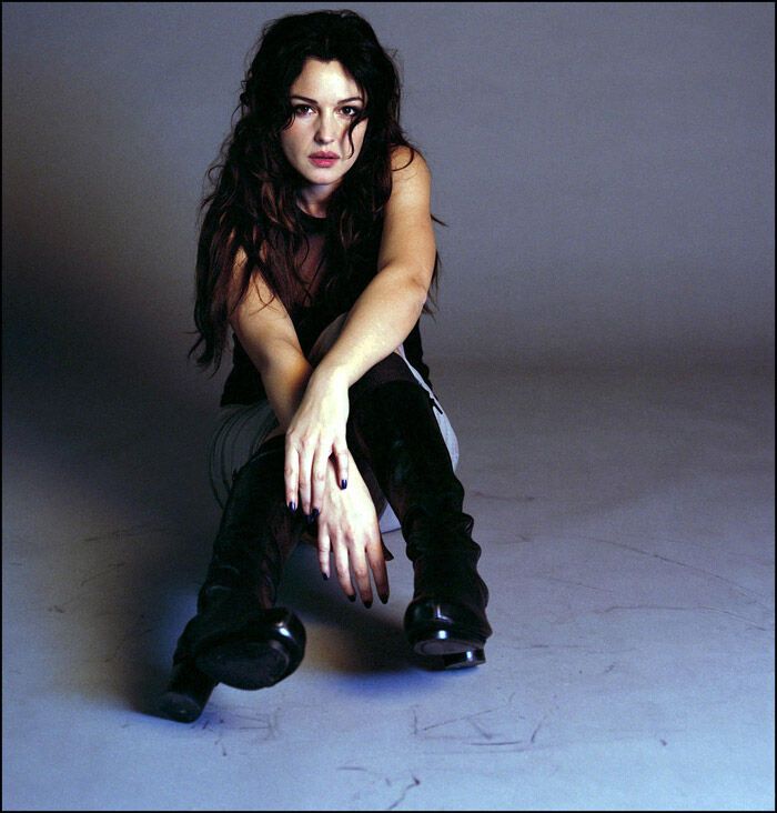 Даже упитанный живот не портит Монику Беллуччи