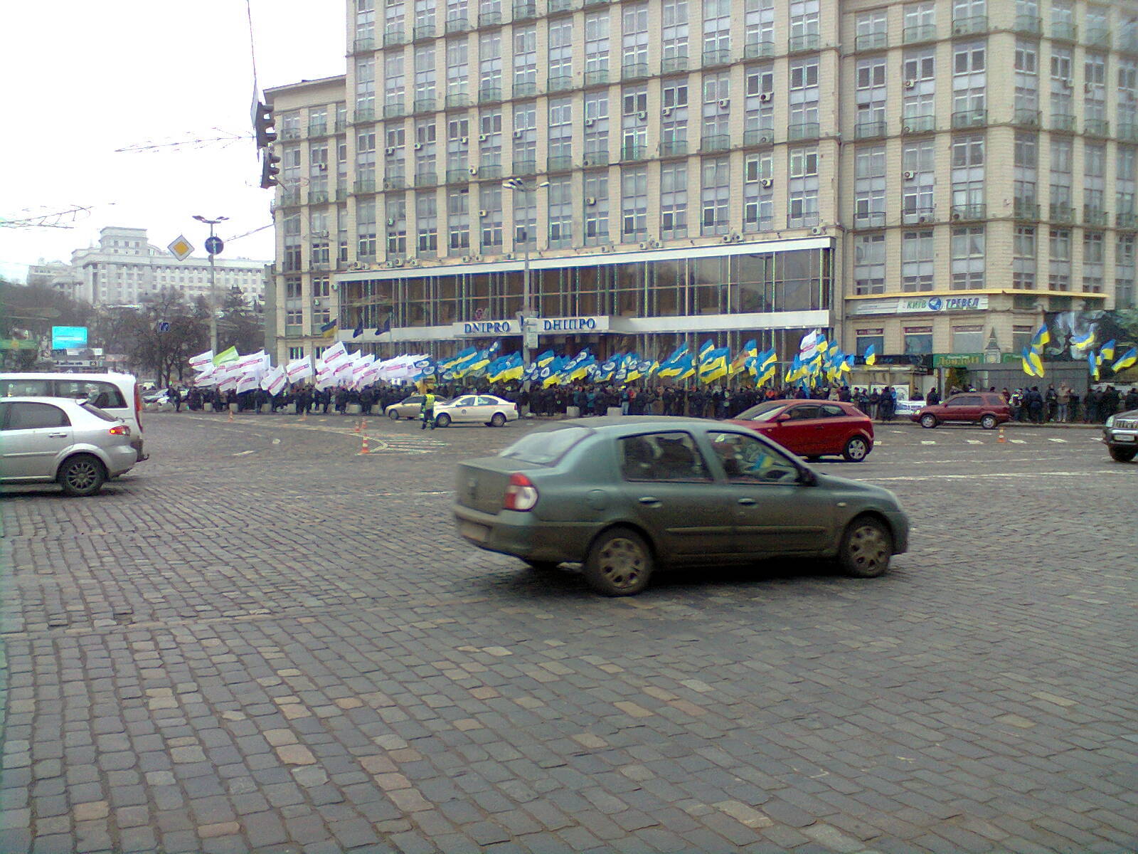 Біля Українського дому збирається мітинг протесту