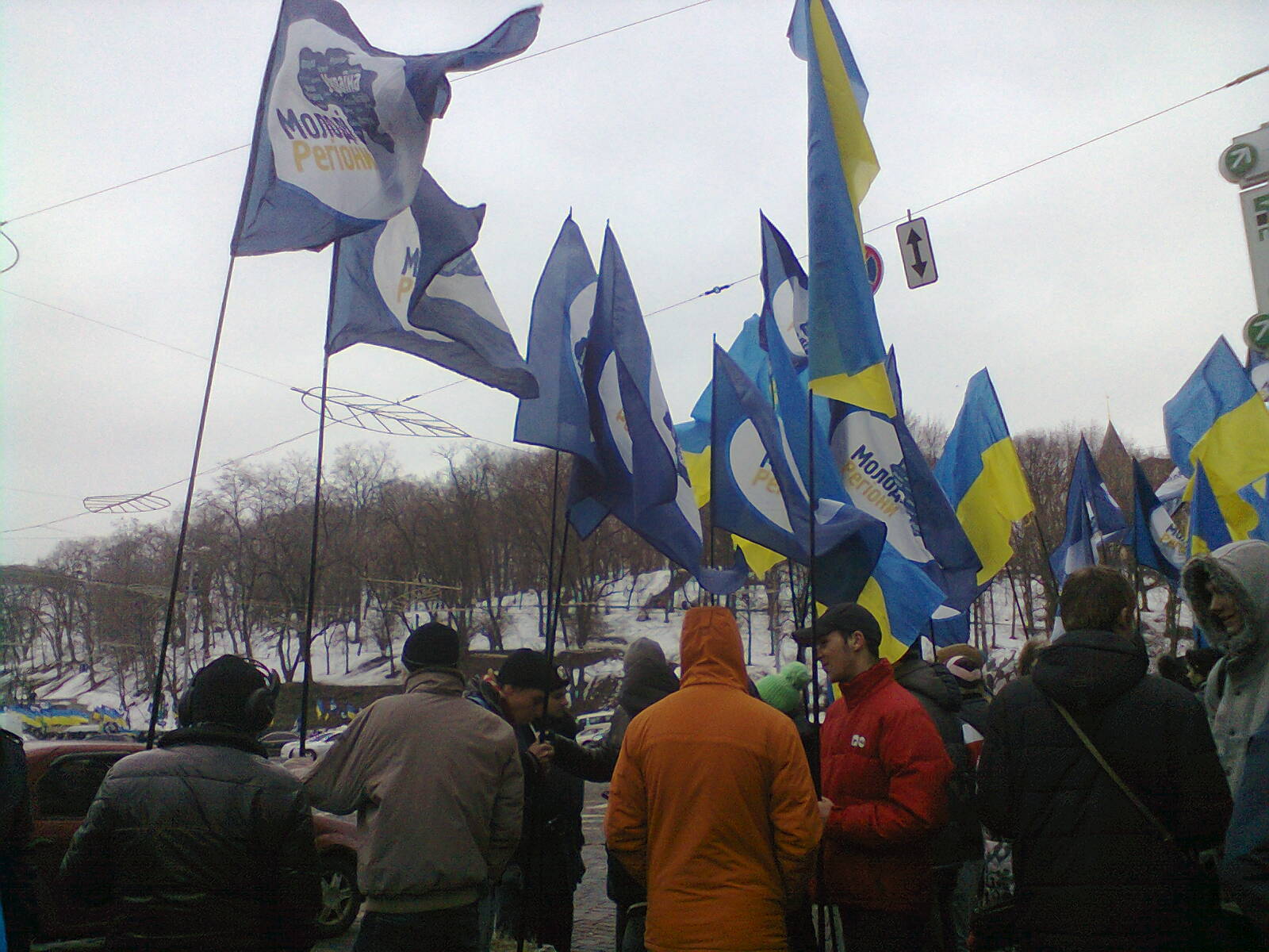 У Українського дому 450 прихильників Януковича і 300 - противників