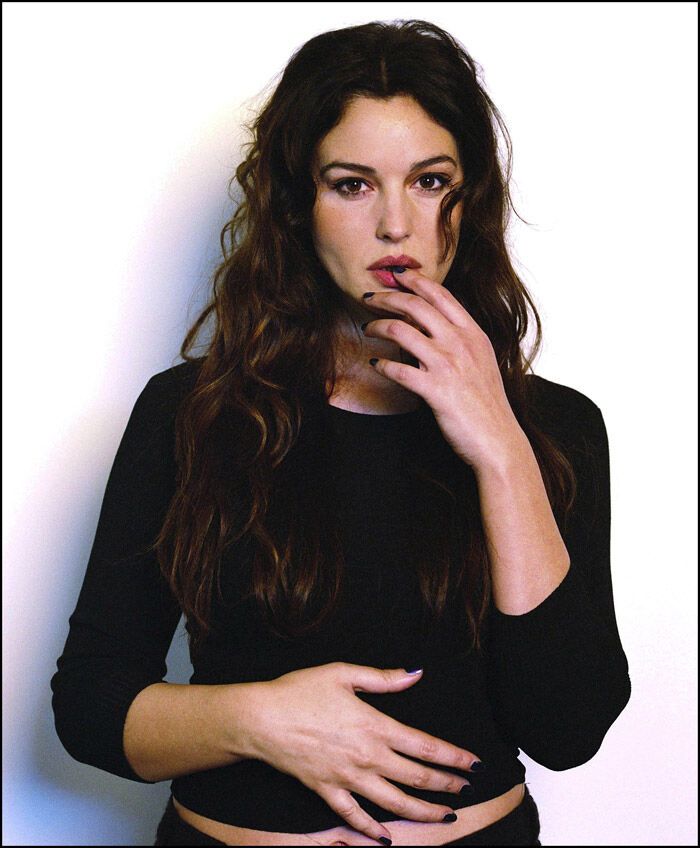 Даже упитанный живот не портит Монику Беллуччи