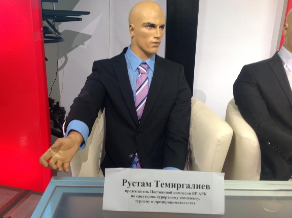 У Криму відсутніх на ток-шоу політиків замінили манекенами. Фото