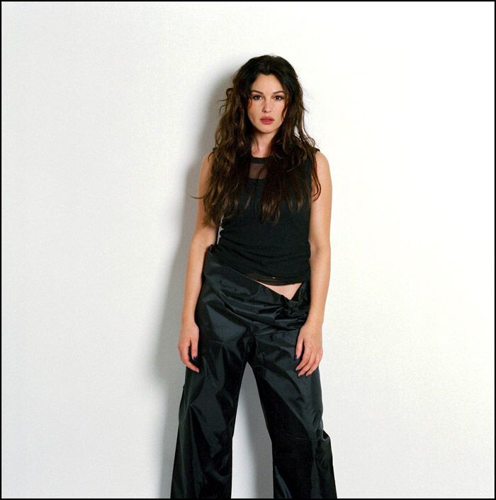 Даже упитанный живот не портит Монику Беллуччи