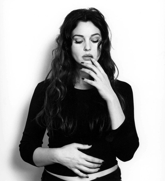 Даже упитанный живот не портит Монику Беллуччи