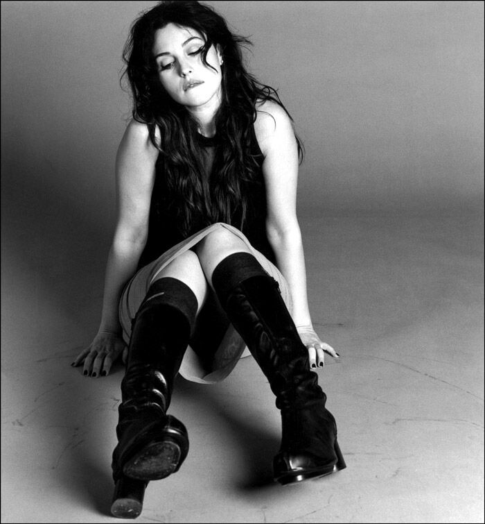 Даже упитанный живот не портит Монику Беллуччи