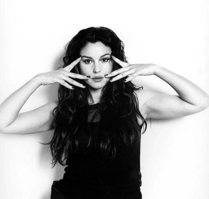 Даже упитанный живот не портит Монику Беллуччи