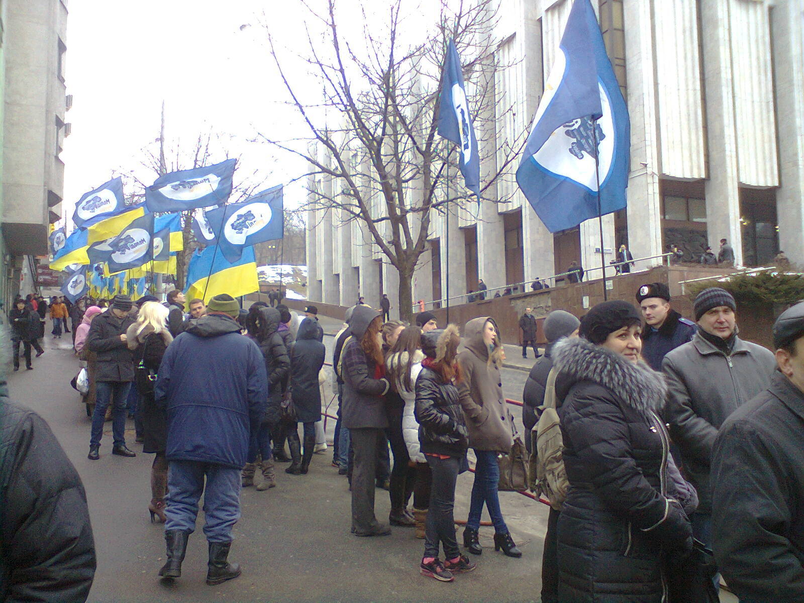 Возле Украинского дома собирается митинг протеста