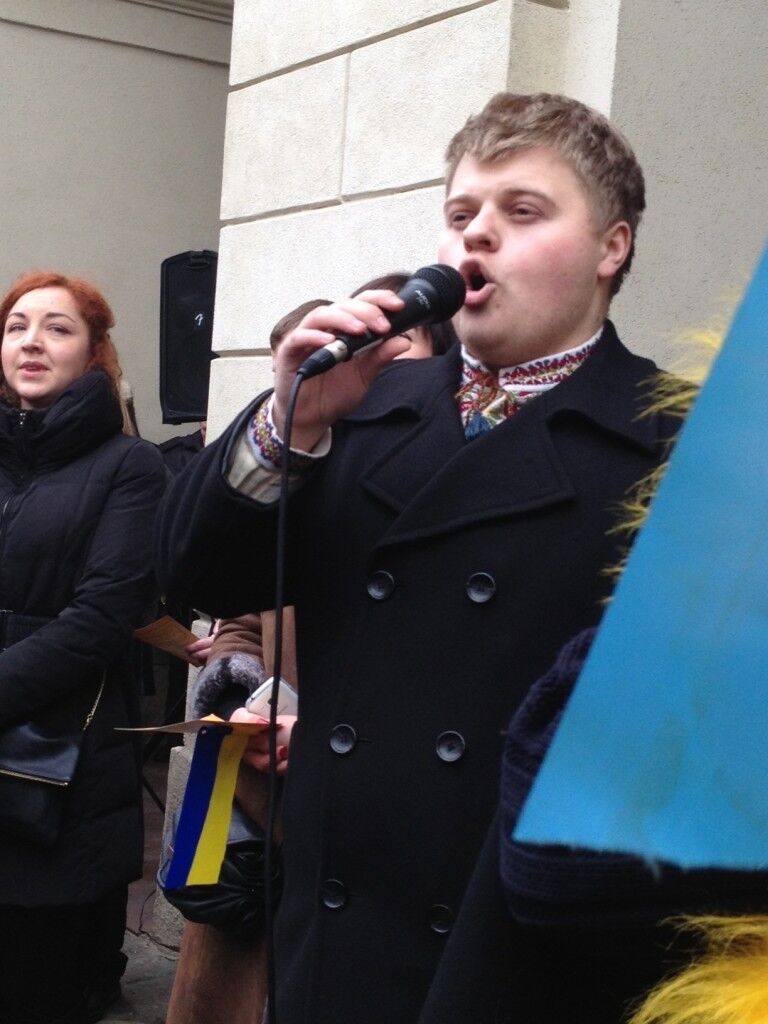 Во Львове массово спели гимн Украины