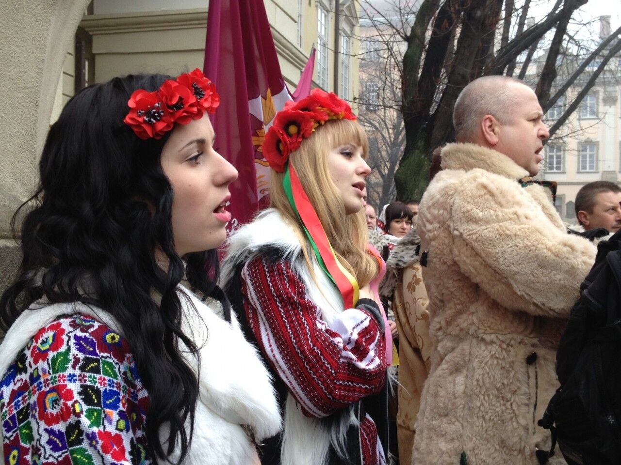 Во Львове массово спели гимн Украины