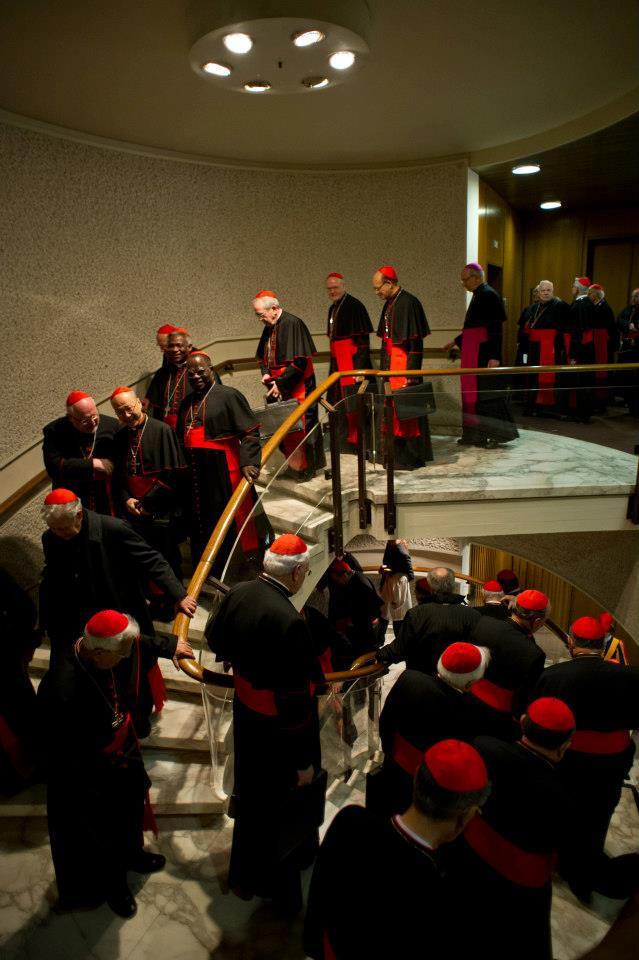 В Ватикане ждут "первый дым" из трубы Сикстинской капеллы
