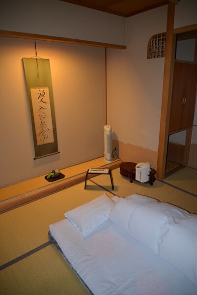 Префектура Яманаси. Номер 109 рёкана, т.е. традиционной гостиницы Nishiyama Onsen Keiunkan – самого древнего отеля в мире (705 г.н.э.). Гости спят на полу