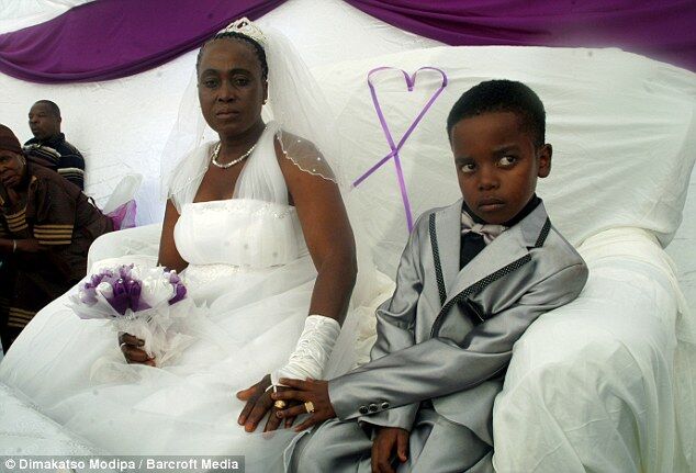 У ПАР школяр одружився на 61-річній багатодітній матері