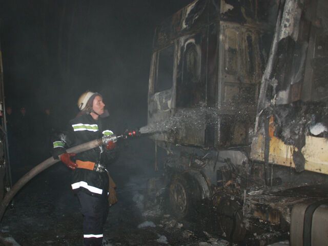 Два грузовика сгорели дотла в Николаеве. Фото