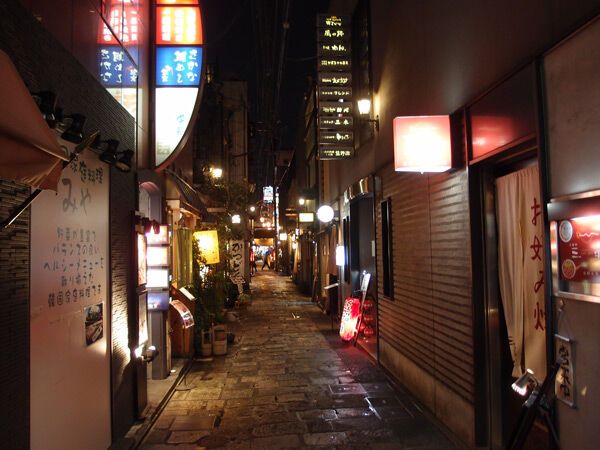 Осака. Одна из ночных улочек старого города