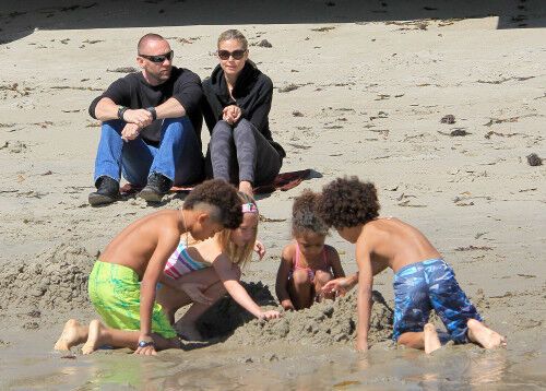 Хайди Клум веселится с детьми на пляже. Фото