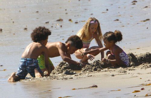 Хайди Клум веселится с детьми на пляже. Фото