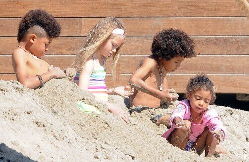 Хайди Клум веселится с детьми на пляже. Фото